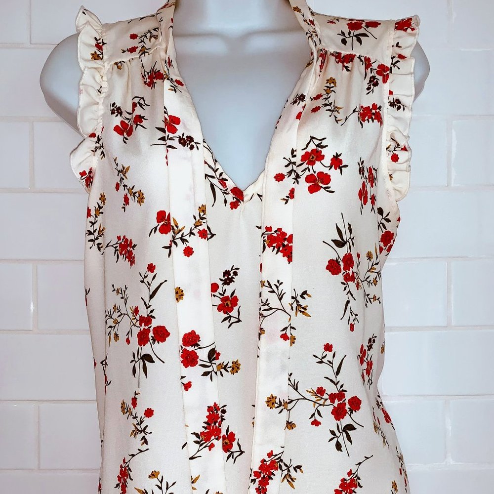 Trendy Is Ladies size small sleeveless floral shirt blouse